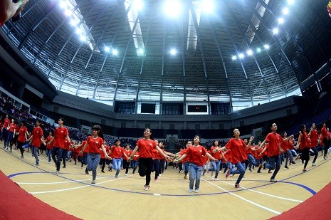 Mở màn “Tôi là sinh viên 2013” là tiết mục nhảy flashmob của hàng trăm sinh viên Đại học và Cao đẳng tại Đà Nẵng.